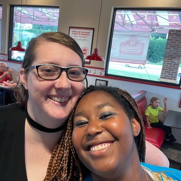 Meet your Posher, Aziza - Picture 1 of 9